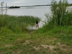 Молодая мамочка на природе, начинающая эксгибиционистка показала свою попку - Screenshot 2 of 16 - Long Hair