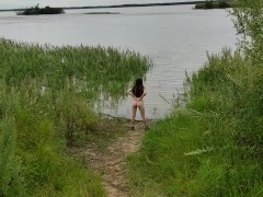 Молодая мамочка на природе, начинающая эксгибиционистка показала свою попку - Screenshot 3 of 16 - Nude By The River