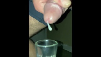Immer wieder fallen Tropfen Sperma, während ich meinen Schwanz in ein Glas melke - Zeitlupe
