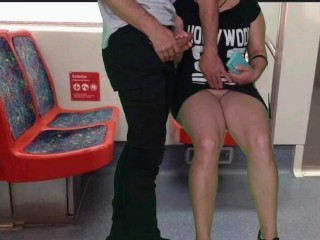 Das Mädchen in Einem Kleid Ohne Höschen Im Zug Gab Einem Fremden Einen Handjob Und Einen Blowjob in Der Öffentlichkeit