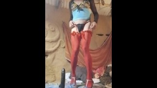 Kiki Tgirl kommt beim Humping 10 Zoll Dildo