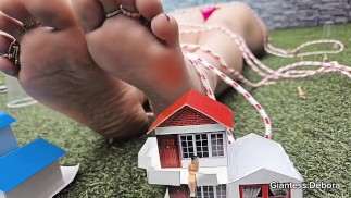 Великанша Debora раздавила маленький городок