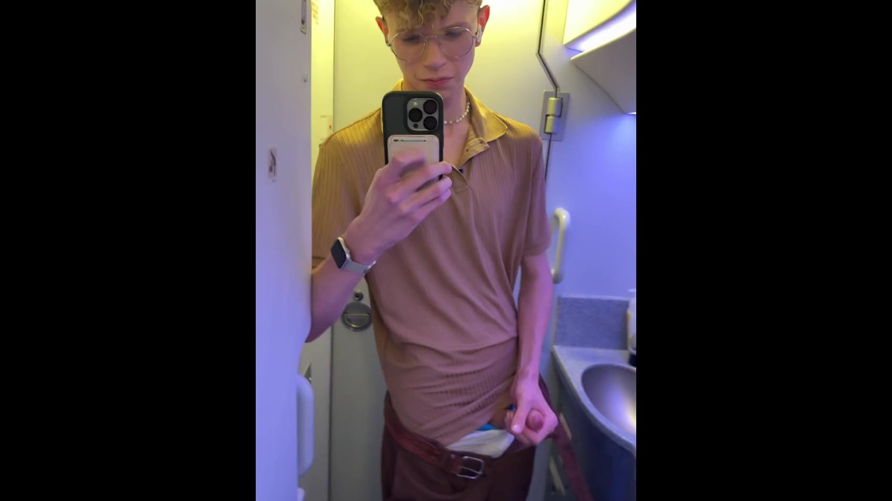 I couldnt handle myself so i jerked off in the plane bathroom