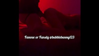 Un vrai couple de lesbiennes mange une chatte et utilise un gode