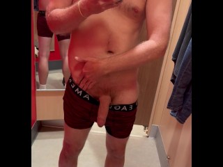 Дрочу необрезанный член в раздевалке Target