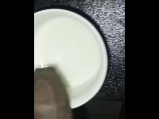 把精液放在杯子里