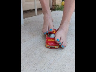 Модель игрушечной машины NASCAR получает работу ногами от моих огромных ног, прежде чем раздавить ее часть 1