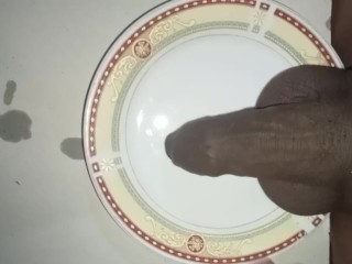 Проливаю сперму на тарелку