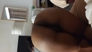 La chatte adore être touchée doucement lorsqu'elle est mouillée 💦