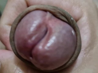 Парень с красивым стройным телом дрочит свой большой член в ванной