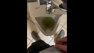 Еще одно видео с писсуаром