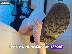 Любишь ножкии? Вылижи тогда мои мощные кроссовки! - Screenshot 9 of 16 - Mistress Domination