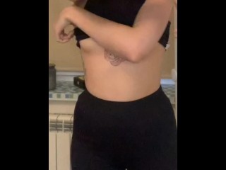 Какие же у нее красивые сиськи😍