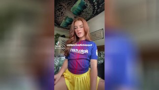 Schulmädchen leckt versehentlich Virgin Muschi auf Tiktok