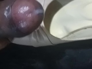 Проливая сперму на обувь грила