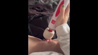 Крошечная киска крупным планом кончает со звуком