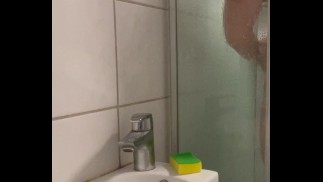 早上的淋浴。