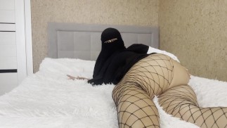 角质阿拉伯妻子在渔网