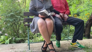 我的岳母不理我，在公园里看书和抽我的鸡巴让我射精