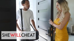 SHE WILL CHEAT - Kenzie Taylor像专业人士一样拿着一个巨大的鸡巴，然后把他的Hot Cum On她的奶子