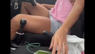 Putting cucumber in the pussy inside the car (Socando pepino dentro do carro)