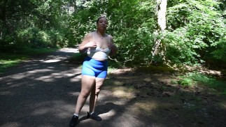 Светящие сиськи во время похода почти поймали