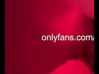 Боже, я бы хотел, чтобы кто-то был здесь, чтобы съесть мою киску и очко. Я так промокла, просто думая об этом.