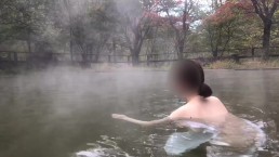 巨大的混合露天浴池的入浴场景