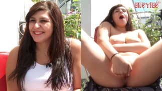 Ersties - Berliner Babe masturbiert oben ohne auf dem Balkon