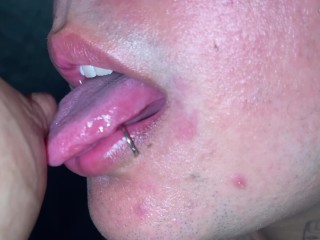 О, из-за твоего языка выходит так много молока! Даниил