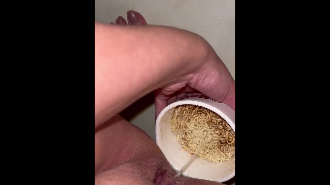 Писаю в свою чашку лапши