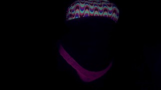 Светящаяся в темноте рейв-крошка хочет трахаться