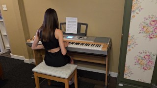 Étudiant jouant du piano baisée