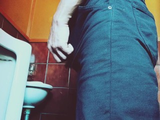公衆トイレで抜いたら緊張で即イキやった…