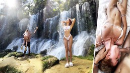 Потрясающая Beauty выступает с публичным устным шоу у водопада, искры летят в комнате