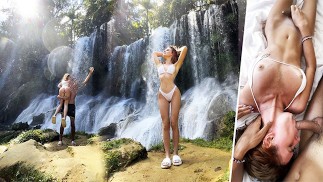 Потрясающая Beauty выступает с публичным устным шоу у водопада, искры летят в комнате