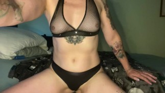 Возбужденная готическая девушка с большой Booty хочет твою сперму