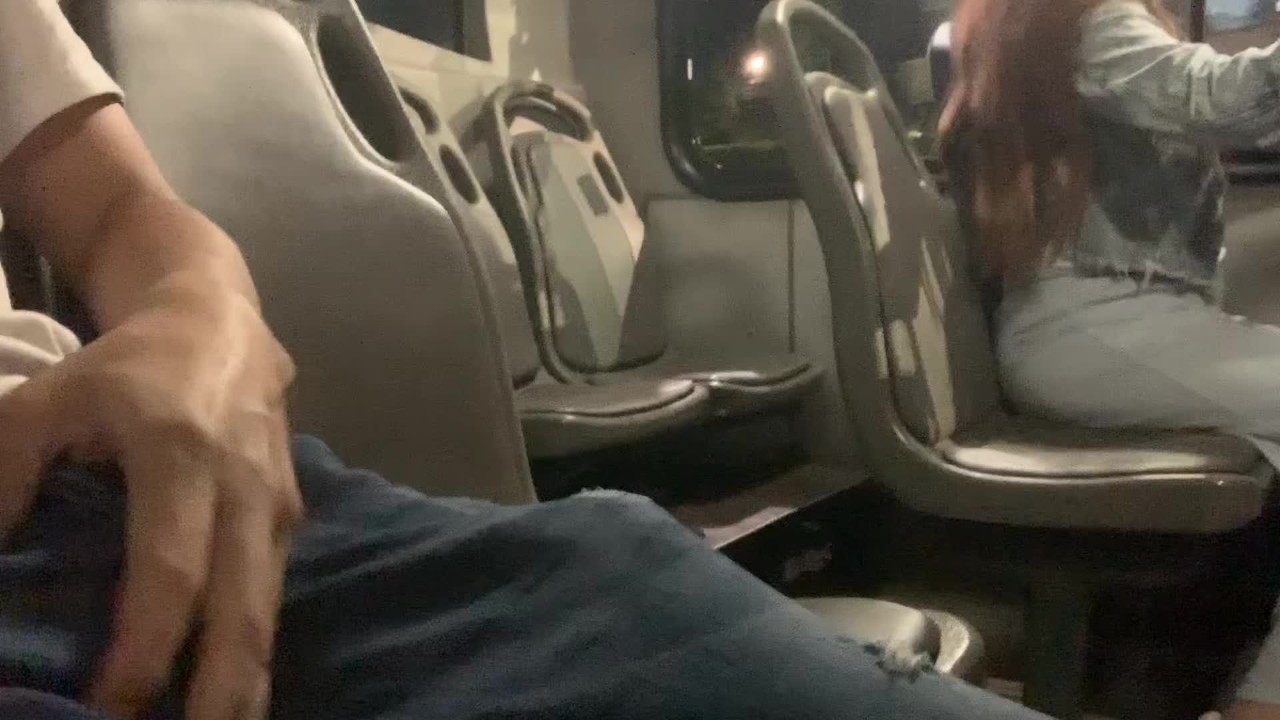 Eu tiro meu pau no ônibus e uma garota desconhecida quer me tocar