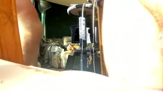 Толстяк с мини-членом наслаждается великолепным солнцем