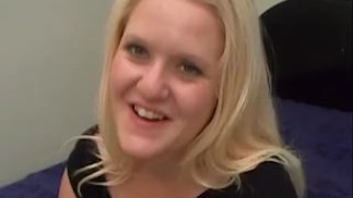 Гигантский черный член заполняет молодую киску этой сексуальной белой толстой блондинки