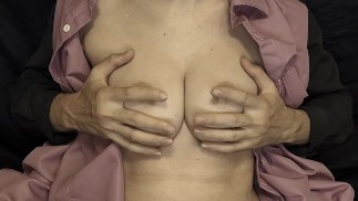 QUANTE TETTE MORBIDE ED ENORMI NASCONDI SOTTO LA CAMICIA! // Massaggio alle tette