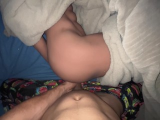 我的继父晚上操我