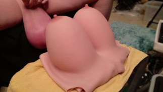 Массирую мои огромные яйца между фальшивыми сиськами S Cup