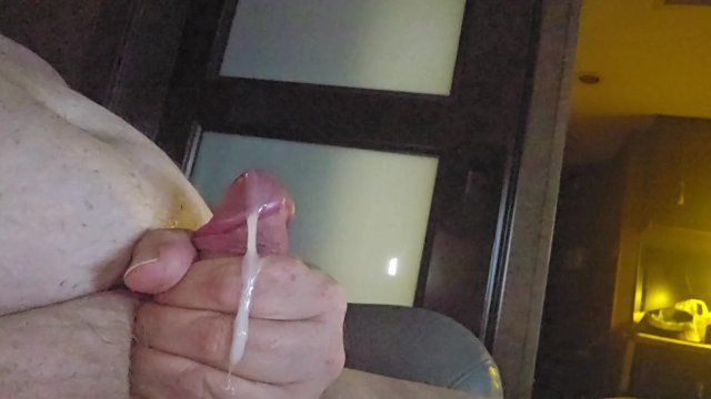 Big guy enjoying a good cum