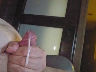 Большой парень наслаждается хорошей спермой
