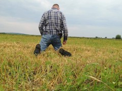 I pee in my pants and masturbate while playing in the straw, then I pee myself on the wheat stubble