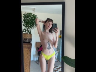 Возбужденная подруга с огромным зазором между бедрами - MinnieOliver