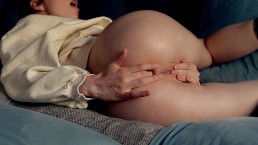 Трахаю пальцами мою крошечную задницу и киску до оргазма - Arden Tate