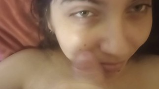 Una bella ragazza amatoriale con il viso si fa sborrare sugli occhi