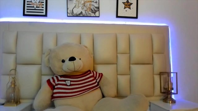 Beautiful otaku girl strips completely naked to seduce you